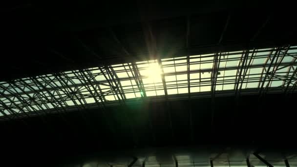 Slunce svítí skrz střechu pavilonu letiště — Stock video