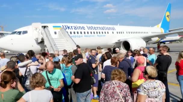 AIRPORT BORYSPIL, UKRAINE - OCTOMBRIE 24, 2018: în aer liber, pasagerii așteaptă în apropierea gangway-ului de avion. Se pregătesc să urce în avion. vară zi însorită — Videoclip de stoc