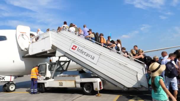 AIRPORT BORYSPIL, UCRÂNIA - OUTUBRO 24, 2018: ao ar livre, os passageiros estão esperando no corredor do avião. Estão a preparar-se para embarcar no avião. Ukraine International Airlines. verão dia ensolarado — Vídeo de Stock