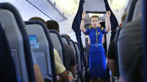 Flughafen boryspil, ukraine - oktober 24, 2018: ukraine international airlines. Stewardess in der Kabine eines Passagierflugzeugs weist Passagiere in Sicherheitsmaßnahmen im Notfall ein — Stockvideo