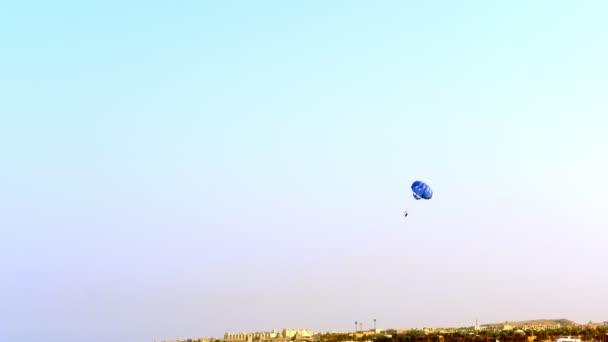 Aktivní parasailing nad mořem. jeden z typů venkovních aktivit, zábavy pro turisty v létě u moře. — Stock video