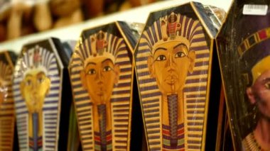 Hurghada, Mısır - 24 Ekim 2018: yakın çekim, çeşitli taş, ahşap, cam ve metal, turistler için Hediyelik eşya, Hatıra(lık) anmalık.