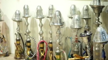 Hurghada, Mısır - 24 Ekim 2018: yakın çekim, çeşitli taş, ahşap, cam ve metal, turistler için Hediyelik eşya, Hatıra(lık) anmalık