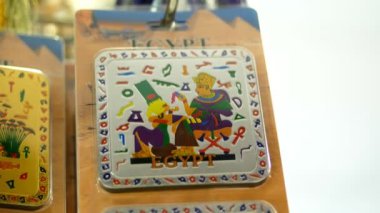 Hurghada, Mısır - 24 Ekim 2018: yakın çekim, çeşitli taş, ahşap, cam ve metal, turistler için Hediyelik eşya, Hatıra(lık) anmalık.