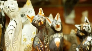 Hurghada, Mısır - 24 Ekim 2018: yakın çekim, çeşitli taş, ahşap, cam ve metal, turistler için Hediyelik eşya, Hatıra(lık) anmalık.