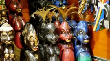 Hurghada, Mısır - 24 Ekim 2018: yakın çekim, çeşitli taş, ahşap, cam ve metal, turistler için Hediyelik eşya, Hatıra(lık) anmalık.