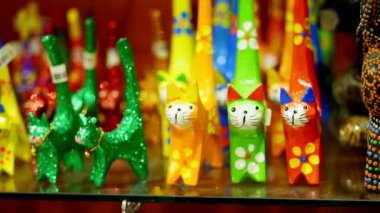 Hurghada, Mısır - 24 Ekim 2018: yakın çekim, çeşitli taş, ahşap, cam ve metal, turistler için Hediyelik eşya, Hatıra(lık) anmalık.