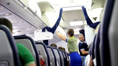 Havaalanı Boryspil, Ukrayna - 24 Ekim 2018: Ukrayna Uluslararası havayolları. Hostes, hostes genel gider Bagaj kutusu, el bagajı yuvası kapanış. Uçak ile iç