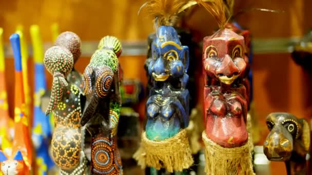 Hurghada, Egypte - oktober 24, 2018: close-up, verschillende souvenirs gemaakt van steen, hout, glas en metaal, in de cadeauwinkel voor toeristen. — Stockvideo