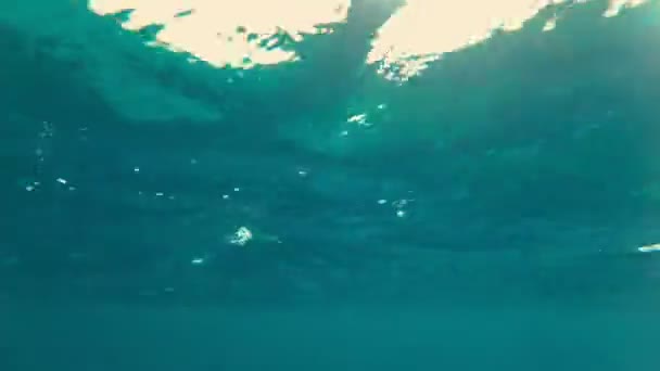 vue rapprochée du soleil sous l'eau, à travers une couche d'eau. Vue sous-marine de la surface de la mer, Rayons de soleil brillants dans la mer ,