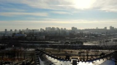 Kiev, Kiev, Ukrayna - 18 Kasım 2018: Kiev Hava Panorama city, çok araba ile meşgul sokaklarda. kış, karlı, soğuk sabah, kentin gündoğumu. güneş ışığı ile sular altında binalar
