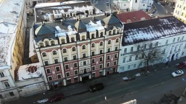 Kiev, Kiev, Oekraïne - 18 November 2018: Luchtfoto van mooie landschappen van Kiev, oude architectuur. winter, sneeuw, koude ochtend in de stad. gebouwen van de stad overspoeld met zonlicht — Stockvideo