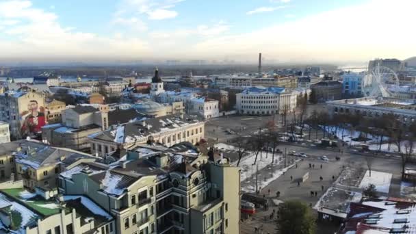 Kijów, Kijów, Ukraina - 18 listopada 2018: Widok z lotu ptaka piękne krajobrazy z Kijowa, antyczny architektura. Zima, śnieg, zimno rano w mieście. budynków miasta zalana słońcem — Wideo stockowe