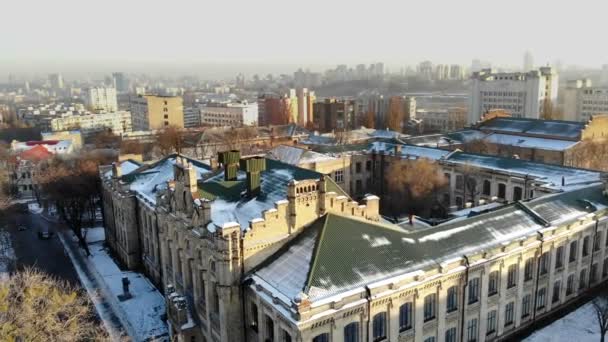 Kiev, Kiev, Ukraina - 18 November 2018: Flygfoto över vackra landskap av Kiev, antik arkitektur. vinter, snö, kall morgon i staden. byggnader som översvämmade med solljus — Stockvideo
