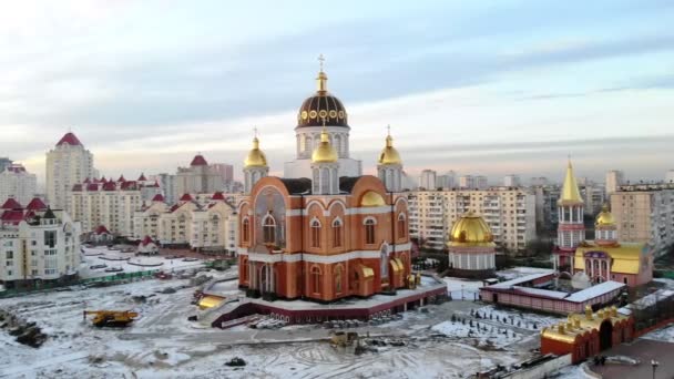 KIEV, KYIV, UCRÂNIA - NOVEMBRO 18, 2018: Vista aérea da paisagem da cidade, bela grande catedral, igreja, complexo residencial moderno, ruas cobertas de neve. inverno na cidade . — Vídeo de Stock