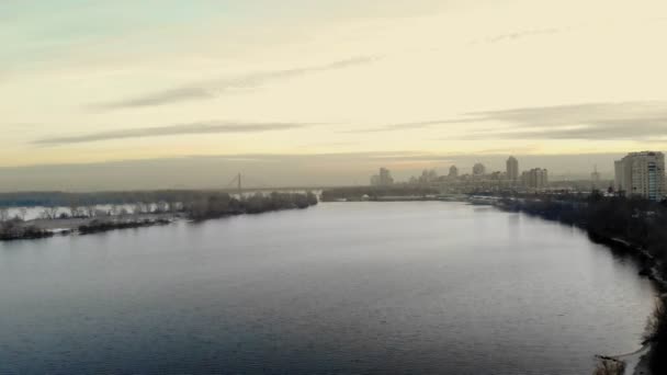 Kijev, Kijev, Ukrajna - 2018. November 18.: A légi felvétel a Dnyeper partra Kijevben, késő ősszel, naplemente. — Stock videók