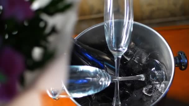 클로즈업, 얼음 양동이, 유리 및 샴페인. 빛과 그림자의 재생. 얼음 양동이 샴페인 병으로 명품 생활의 개념 — 비디오