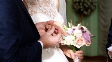 düğün gelenekleri, törenleri. düğün töreni. Yeni evliler birbirlerine yüzük yüzük parmakları giymek. yakın çekim.