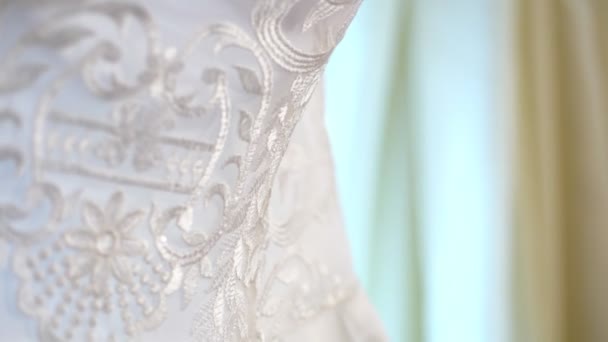 Γκρο πλαν, όμορφη λευκή δαντέλα σε ένα φόρεμα, νυφικό — Αρχείο Βίντεο