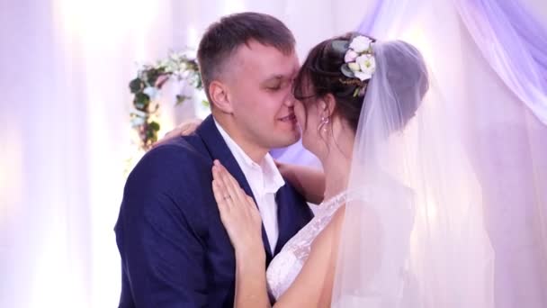 Schöne, glückliche, liebende Brautpaare, in Brautkleidern, Küsse auf der Hochzeit, Umarmungen. küsst das Brautpaar — Stockvideo