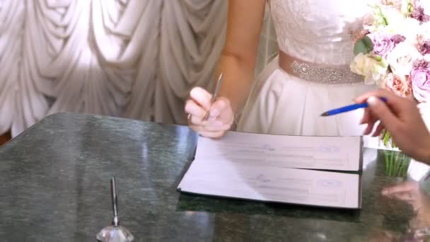 Tradições de casamento, cerimônias. cerimónia de casamento. recém-casados assinar em documentos de casamento, certidão de casamento. close-up . — Vídeo de Stock