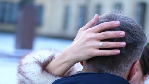 冬の結婚式、花嫁の頭、彼女の夫の髪の後ろをストローク、クローズ アップ。穏やかな色調と指に結婚指輪で美しいマニキュア. — ストック動画