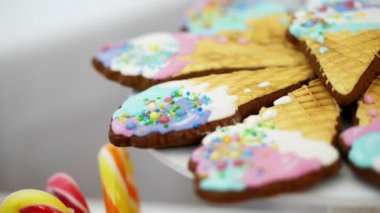 Çocuk Doğum çikolata. yakın çekim, çok renkli lolipop, şekerleme, bisküvi, kek, tatlı dekorasyon çocuk partileri ve çocuk yıldönümleri için.