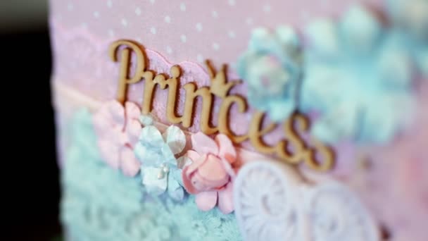 Primer plano. hermosa princesa inscripción, decorada con encaje y flores hechas de tela. en tonos melocotones — Vídeo de stock