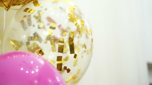 Gros plan, ballon avec des paillettes d'or . — Video