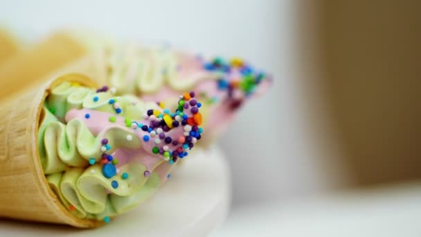Candy bar για Παιδικά γενέθλια. γκρο πλαν, πολύχρωμα γλειφιτζούρια, γλυκά, μπισκότα, cupcakes, γλυκιά διακόσμηση για παιδικά πάρτυ και παιδική επετείους. — Αρχείο Βίντεο