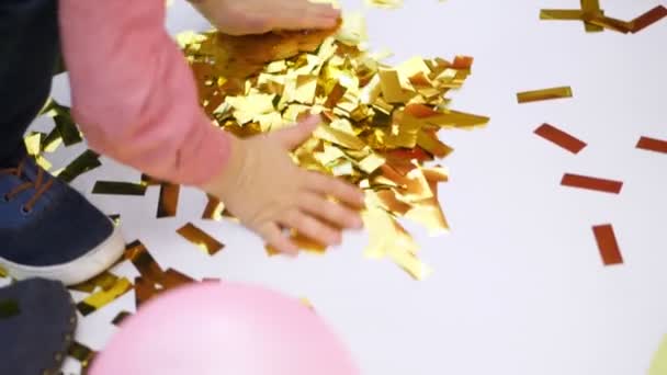 Närbild, barnens händer spelar med guld glitter, gyllene glitter från kex, festligt glitter, dekorationer. — Stockvideo