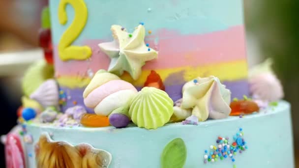 Primer plano, pastel de cumpleaños de los niños, decorado con diversas delicias y fotos comestibles. fiesta de cumpleaños de niños . — Vídeo de stock