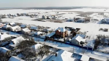 Cherkasy Bölgesi, Ukrayna, 25 Aralık 2018: kış, karla kaplı sokaklar, evler. buz gibi güneşli gün. Aero, yukarıdan görüntülemek.