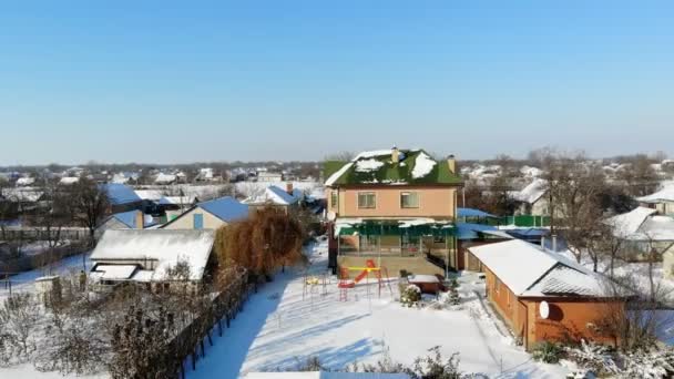 RÉGION DE CHERKASY, UKRAINE, 25 DÉCEMBRE 2018 : hiver, rues enneigées, maisons. journée ensoleillée glacée. aero, vue d'en haut . — Video