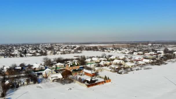 Черкасская область, Украина, 25 декабря 2018 года: зима, заснеженные улицы, дома. морозный солнечный день. aero, вид сверху . — стоковое видео