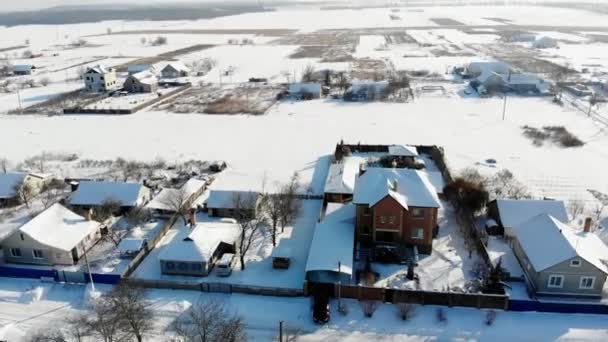 REGIÃO DE CHERKASY, UCRÂNIA, 25 DE DEZEMBRO DE 2018: inverno, ruas cobertas de neve, casas. dia ensolarado gelado. aero, vista de cima . — Vídeo de Stock