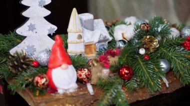 Mum Noel dekorasyonu, çeşitli oyuncaklar, figürinler, evde şenlikli bir Noel atmosfer yaratmak için