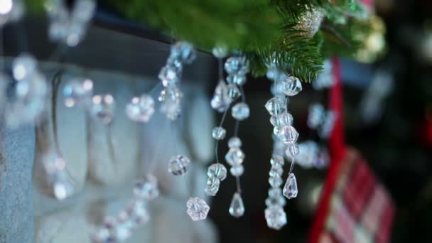 Dekorację świąteczną, różne zabawki, figurki, świece, aby stworzyć świąteczną atmosferę Bożego Narodzenia w domu — Wideo stockowe