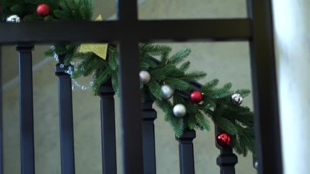 Decoração de Natal, vários brinquedos, estatuetas, velas para criar uma atmosfera festiva de Natal na casa — Vídeo de Stock