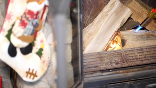 Yakın çekim, ahşap ev, Aile ile şömine ateş tarafından ısıtılır şömine. Şöminede ateş — Stok video