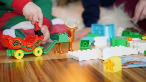 Nahaufnahme, Kinder spielen mit Spielzeug auf dem Boden, zu Weihnachten, im neuen Jahr — Stockvideo