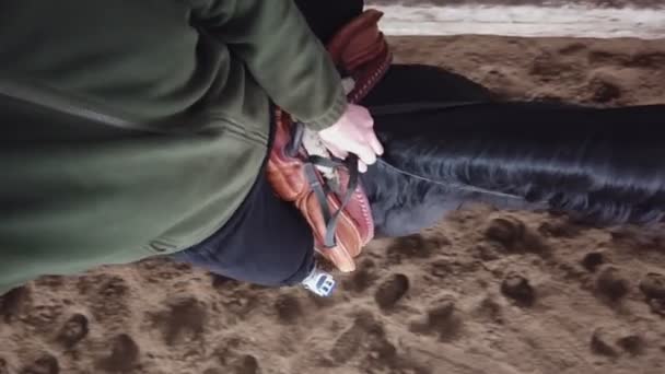 Primo piano, vista dall'alto, gamba protesica di un uomo seduto a cavallo . — Video Stock