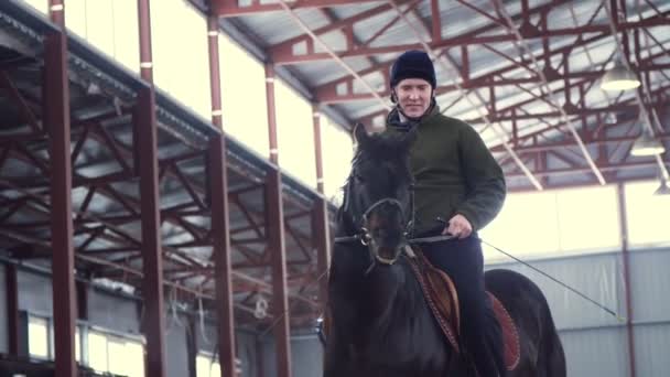 Hangar Speciale Giovane Disabile Impara Cavalcare Cavallo Nero Purosangue Ippoterapia — Video Stock