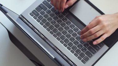 yakın çekim, kadın el bir şey beyaz bir masaüstü bir gri laptop klavye üzerinde yazmakta olduğunuz.