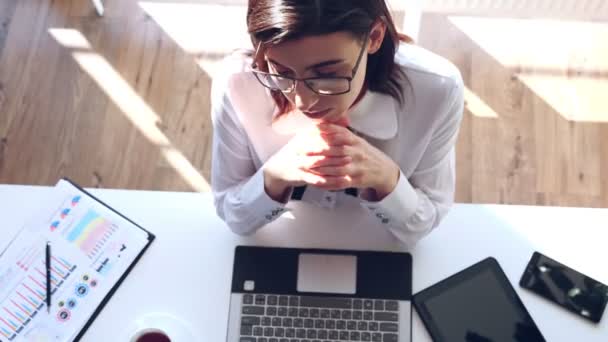 Pausa curta, descanso no processo de trabalho no escritório moderno. Visão geral da jovem mulher de negócios, analista, contador trabalhando com documentos, Novo Projeto de Negócios, sentado pelo monitor do laptop , — Vídeo de Stock