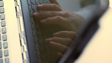 yakın çekim, yansıma dizüstü bilgisayar ekranında. Laptop klavye ofiste beyaz tabloda tarih yazarak womans eller iş kadeh kırpılmış.