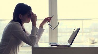 Overworked, Exhausted ve yorgun genç işkadını gözlük, dinlenme, çalışma ofisinde bir masada bir dizüstü bilgisayar üzerinde uyku kaldırır. o iş, portre vurdu boğulmuş olduğunu