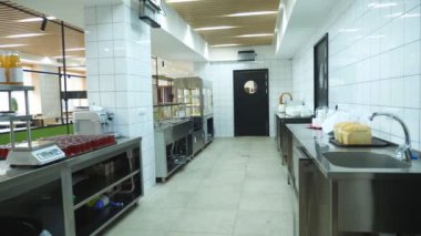 genel plan, modern kantin, kafeterya, Self Servis Restoran, boş, aydınlık, geniş yemekhane, yemek büfesi Restaurant vitrinler, Mutfak personeli için çalışma ile