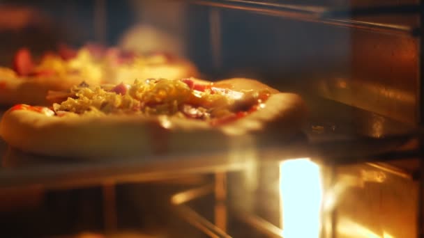 クローズ アップ 大型工業用オーブンでイーストこね粉からミニのピザを焼くプロセス 産業レストラン キッチンや市販のオーブンを使用してパン屋さんでパンを焼く — ストック動画