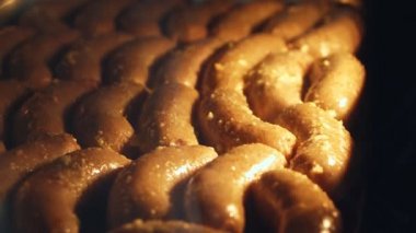 yakın çekim, ev yapımı sosis pişirme sürecinde büyük bir endüstriyel fırın, bir endüstriyel lokanta mutfağı. Lezzetli ev yapımı sosis fırında pişmiş